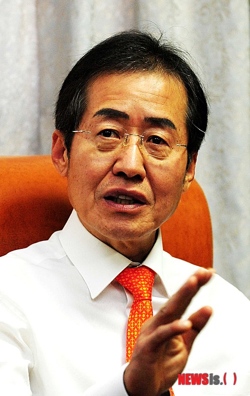 【서울=뉴시스】권주훈 기자 = 홍준표 전 새누리당(한나라당) 대표가 8일 오후 국회의원회관 사무실에서 19대 총선에 공천을 신청하지 않을 것이라며 이야기하고 있다. joo2821@newsis.com