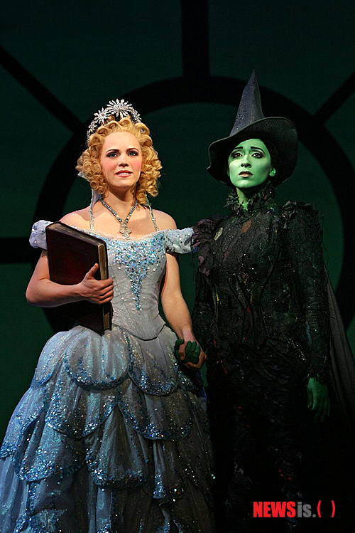 【서울=뉴시스】이재훈 기자 = "진정한 선이 무엇인지 생각하게 만드는 뮤지컬이다. 착한 것은 금발 등 화려한 외양이 아닌 본질에 있다는 게 이야기의 중심이다."&nbsp; 싱가포르 마리나 베이 샌즈 그랜드 시어터에서 공연 중인 뮤지컬 '위키드'의 연출자 글렌 호그스트롬은 8일 "이 뮤지컬은 어린이를 위한 작품이라기보다 다양한 세대에게 선함이 무엇인지 일깨워준다"고 소개했다.&nbsp; 