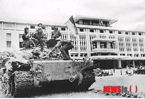 1975년 4월30일 오전 11시 베트남 사이공 독립궁(현 통일궁)에 진주한 북군 탱크.