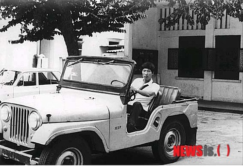 1975년 4월 월맹군에 의한 사이공 함락을 앞두고 지프차 위에 올라탄 안병찬 특파원.