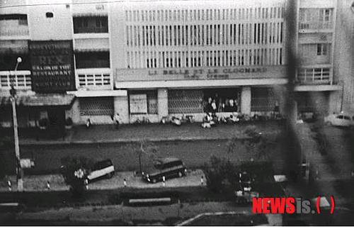1975년 4월28일 저녁 AP 사이공지국에서 바라본 건너편의 렉스극장(현 렉스호텔).