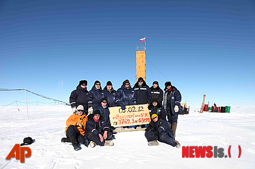 【모스크바=AP/뉴시스】5일 남극 보스토크 기지에서 극지 연구소(AARI) 연구진들이 
