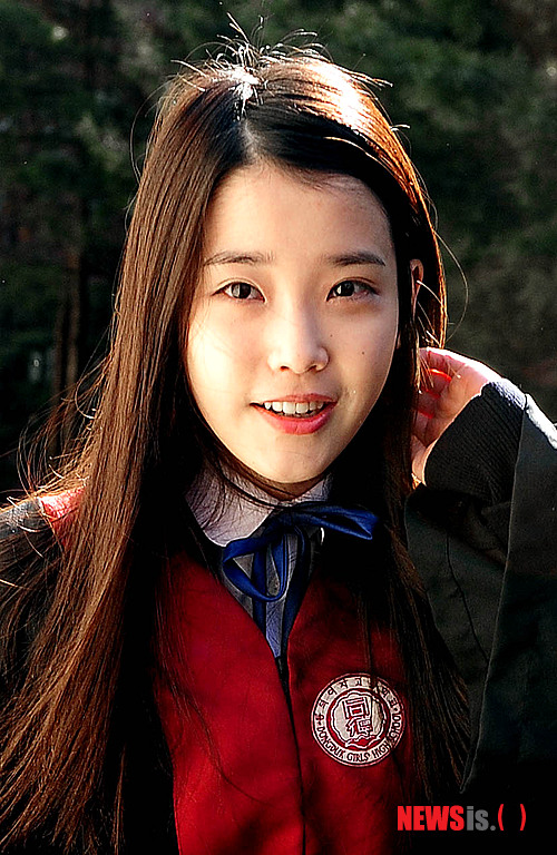 【서울=뉴시스】박문호 기자 = 가수 아이유가 9일 오전 서울 서초구 방배동 동덕여자고등학교에서 졸업식에 참석하고 있다.&nbsp; go2@newsis.com