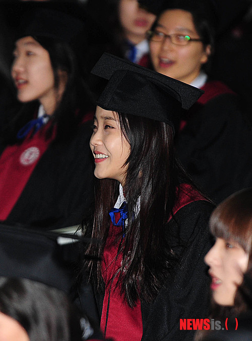 【서울=뉴시스】박문호 기자 = 가수 아이유가 9일 오전 서울 서초구 방배동 동덕여자고등학교에서 졸업식에 참석하고 있다. go2@newsis.com