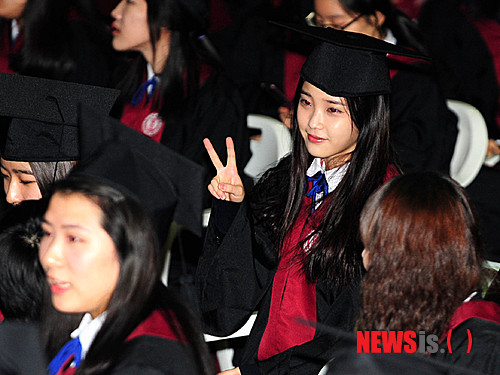 【서울=뉴시스】박문호 기자 = 가수 아이유가 9일 오전 서울 서초구 방배동 동덕여자고등학교에서 졸업식에 참석, 사진을 찍으려는 친구들에게 포즈를 취해주고 있다.&nbsp; go2@newsis.com