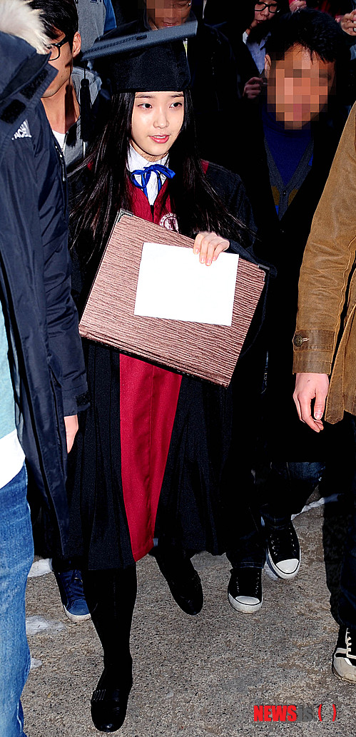 【서울=뉴시스】박문호 기자 = 가수 아이유가 9일 오전 서울 서초구 방배동 동덕여자고등학교에서 졸업식을 마치고 식장을 나서고 있다.&nbsp; go2@newsis.com