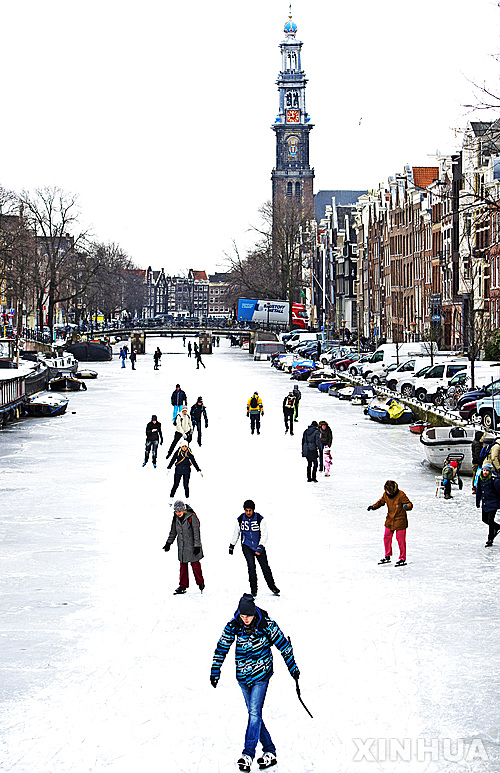 【암스테르담=신화/뉴시스】네덜란드 암스테르담에서 8일(현지시간) 사람들이 꽁꽁 언 운하에서 스케이트를 타고 있다. 유럽의 한파로 암스테르담에 운하 대부분이 얼었다. 운하의 도시 암스테르담에는 100여개의 운하와 1000여개의 다리가 있다.  