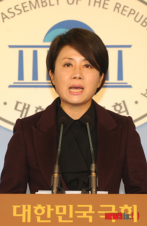 【서울=뉴시스】김영욱 기자 = 9일 오후 서울 여의도 국회 정론관에서 새누리당(옛 한나라당) 정옥임 의원이 기자회견을 열고 민주통합당의 `정권 교체 후 한미 자유무역협정(FTA) 폐기' 주장에 대해 비판하고 있다.&nbsp; mirage@newsis.com