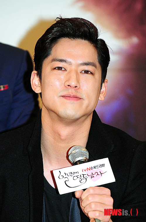 【서울=뉴시스】박문호 기자 = 배우 이용우가 10일 오전 서울 마포구 도화동 서울마포가든에서 열린 케이블채널 tvN 첫 수목 드라마 '일년에 열두 남자(극본 황조윤, 연출 오종록)' 제작발표회에 참석, 소감을 말하고 있다. go2@newsis.com