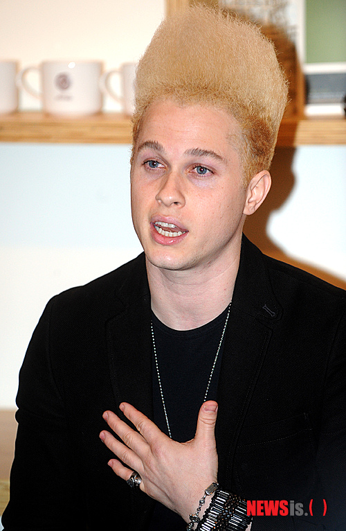 【서울=뉴시스】박상훈 기자 = 10일 오후 서울 강남구 역삼동 한 카페에서 '슈퍼스타K 3' 출신 크리스 고라이트리가 기자회견을 열고 자신의 억울함을 주장하고 있다. hyalinee@newsis.com