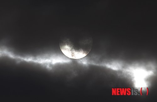 【서울=뉴시스】묘심화 스님의 ‘빙의’ <30>&nbsp; 신의 존재란 무엇인가?&nbsp; 우주 만물을 환하게 비추고 볼 수 있는 능력을 갖춘 존재라고 한다. 귀신 ‘신(神)’자를 풀이하면 보일 시(示)에 환할 신(申)이라는 뜻이 내재돼 있다. 세분하면 하늘신, 상제, 신선신, 마음과 영혼의 혼신, 청결한 기운의 정기신(精氣神), 신비의 영묘신(靈妙神)으로 구분한다. 