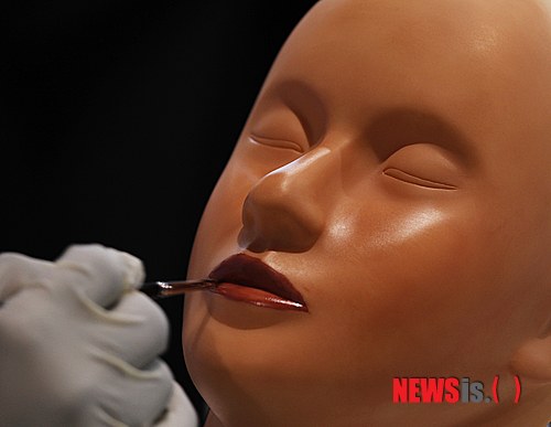 【서울=뉴시스】김에리의 ‘알·안·연, 알면서도 안 쓴 연예’ <4>  요즘 신진 여자스타 중 가장 알짜로 손꼽히는 이민정과 문채원은 한 소속사에서 한솥밥을 먹고 있다. 바른손엔터테인먼트는 손예진과 김하늘을 톱스타로 키워낸 여자 매니저를 초기에 대표로 영입했는데, 그녀의 영향력이 크게 작용한 듯 싶다. 한때 심혜진, 황신혜, 이미연 등 내로라하는 여배우들도 그녀를 거쳐 갔다. K대표의 뒷바라지에 이들 신예스타가 눈부시게 활동영역을 넓혀가고 있는 것도 사실이다. 