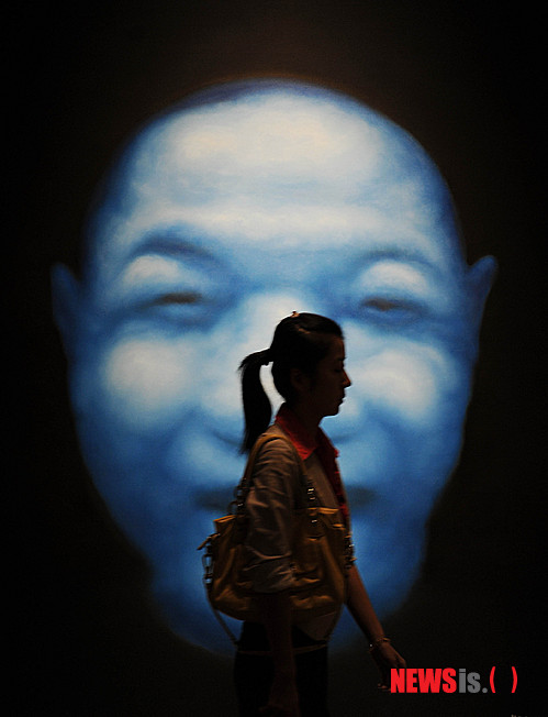 【서울=뉴시스】묘심화 스님의 ‘빙의’ <31> 예전에는 빙의 환자들에게 사찰과 토속 신앙에서 몸 안에 들어온 귀신을 몰아내는 의식이 많이 행해졌으며 가정에서도 할머니들이 객귀를 물리친다며 죽을 쑤어 바가지에 담아 냄새를 맡게 한 후 소금을 뿌려 내쫓는 풍속들이 행해지기도 했다. 이러한 의식과 풍속이 사라져 가는 것과 달리 잡귀에 시달리는 현대인들의 수는 나날이 증가하고 있다.