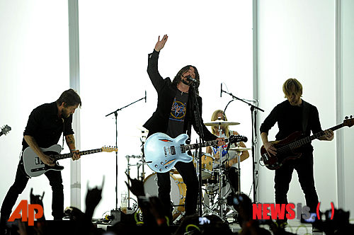 【서울=뉴시스】이재훈 기자 = 영국의 싱어송라이터 아델(24)이 제54회 그래미 어워드 주인공이 됐다. 아델은 12일(현지시간) 미국 로스앤젤레스 스테이플스 센터에서 열린 그래미 시상식에서 지난해 발표한 정규 2집 '21'로 '올해의 앨범', 이 앨범의 타이틀곡 '롤링 인 더 딥'으로 '올해의 레코드'상과 '올해의 노래'상을 수상하는 등 6관왕에 올랐다. 이와 함께 '최우수 팝 솔로 퍼포먼스'와 '최우수 팝 보컬 앨범', '최우수 단편 뮤직비디오'상 등 노미네이트된 6개 부문 상을 모두 따내는 괴력을 발휘했다. 아델은 그래미어워드의 주요 4개상(올해의레코드·올해의앨범·올해의노래·올해의신인상) 중 해당사항이 없는 '올해의 신인'상을 제외하고 주요상을 휩쓸며 세계 최고의 여가수로 등극했다. 2년 전 제52회 그래미어워드에서 여가수로서는 이 시상식에서 최다 부문을 수상한 미국 팝스타 비욘세(31)와 같은 기록이다. 지난해 가을 성대 수술 이후 노래를 부르지 못한 아델은 그래미어워드를 복귀 무대로 선택, 지난해 최고의 노래로 손꼽힌 '롤링 인 더 딥'을 열창했다. '올해의신인'상은 포크팝 밴드 '본 아이버'에게 돌아갔다. 이들은 셀프타이틀 앨범인 첫 정규 음반으로 '최우수 얼터너티브 뮤직 앨범'상도 받았다. 1990년대 초반을 풍미한 얼터너티브 록밴드 '너바나' 출신 드러머 데이브 그롤(43)이 주축인 록 밴드 '푸 파이터스'는 록 부문 대부분을 휩쓸며 5관왕을 차지했다. '웨이스팅 라이트'로 '최우수 록앨범'상, '워크'로 '최우수 록 노래'상을 받은 것을 비롯해 '최우수 록 퍼포먼스', '최우수 하드 록/메탈 퍼포먼스', '최우수 롱 폼 뮤직비디오'상 등 5개상을 따냈다. 7개 부문 후보로 지명되며 이번 시상식에서 최다 후보자였던 미국의 힙합스타 카니예 웨스트(35)는 아델에 밀려 4관왕에 그쳤다. 지난해 여러 미디어로부터 최고의 평점을 받은 앨범 '마이 뷰티풀 다크 트위스티드 판타지'로 '베스트 랩 앨범'상을 받은 것을 포함, 카리브해 섬나라 바베이도스 출신 팝스타 리아나(24)와 힙합그룹 '블랙아이드피스'의 퍼기(37) 등이 피처링한 '올 오브 더 라이츠'로 '최우수 랩 협업'과 '최우수 랩 송'상을 받는 등 4개 트로피를 안았다. 세계적인 DJ로 발돋움한 스크릴렉스(24)는 앨범 '스케어리 몬스터스 & 나이스 스프라이츠'로 '베스트 댄스/일렉트로니카 앨범'상을 받는 등 3관왕에 올랐다. 미국의 재즈 거장 토니 베넷(86)은 영국의 솔 싱어송라이터 에이미 와인하우스(1983~2011)와 함께 부른 '보디 & 솔'로 '최우수 팝 듀오/그룹 퍼포먼스'상, 이 곡이 수록된 앨범 '듀엣츠Ⅱ'로 '최우수 트래디셔널 팝 보컬 앨범'상을 받는 등 노익장을 과시했다. 한국인 음반 엔지니어 황병준(45·사운드미러 코리아 대표)씨는 작곡가 로버트 알드리지의 오페라 '엘머 갠트리'를 플로렌타인 오페라 코러스, 밀워키 심포니 오케스트라와 함께 녹음한 레이블 낙소스의 음반으로 클래식 부문 '최우수 녹음기술'상을 받아 눈길을 끌었다. 미국 가수 겸 영화배우 L L 쿨 J(44)가 사회를 본 이날 시상식은 전날 세상을 떠난 미국의 세계적인 팝디바 휘트니 휴스턴(1963~2012)을 추모하는 분위기에서 차분하게 진행됐다. 미국 가수 겸 영화배우 제니퍼 허드슨(31)이 휴스턴의 대표곡인 영화 '보디가드' OST '아이 윌 올웨이스 러브 유'를 부르는 등 고인을 기리는 공연과 추모사가 잇따랐다. ▲최우수 컨트리 솔로 퍼포먼스= 민(테일러 스위프트) ▲최우수 컨트리 송=민(테일러 스위프트) ▲최우수 컨트리 듀오/그룹 퍼포먼스= 바턴 할로(더 시빌 워스) ▲최우수 컨트리 앨범= 오운 더 나이트(레이디 앤티벨럼) ▲최우수 R&B 송= 풀 포 유(시 로 그린 등) ▲최우수 R&B 앨범= F.A.M.E(크리스 브라운) realpaper7@newsis.com