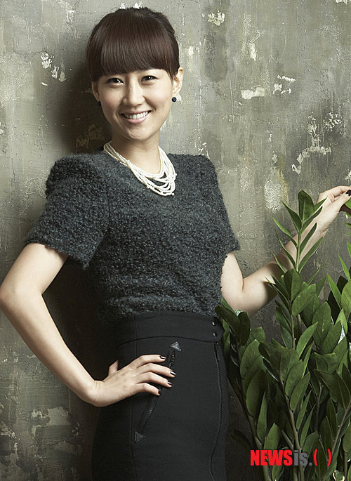 【서울=뉴시스】이재훈 기자 = 인터넷에 떠돌고 있는 합성 누드사진으로 곤욕을 치르고 있는 트로트가수 장윤정(32)이 강력대응 방침을 밝혔다.&nbsp; 매니지먼트사 인우기획은 13일 "현재 인터넷에 퍼지고 있는 장윤정 누드사진은 100% 합성"이라며 "방송통신위원회와 경찰청 사이버수사대에 사건을 의뢰해놓은 상태"라고 밝혔다.&nbsp; 인우기획에 따르면, 문제의 사진은 욕실을 배경으로 한 정체 불명의 나체 사진에 장윤정의 얼굴을 교묘히 합성한 것이다.&nbsp; 인우기획은 "누가 봐도 합성임이 틀림없는 사진이라 대응할 가치조차 없는 일로 여겼으나, 각종 파일공유(P2P) 사이트나 소셜네트워킹서비스(SNS) 등을 통해 '장윤정'이라는 이름으로 사진이 확산되고 있다"며 "네티즌들에게 괜한 오해를 불러일으킬 수 있다고 판단, 강력히 조치를 취하기로 했다"고 전했다.&nbsp; 이와 함께 "향후 장윤정의 활동에 피해가 발생할 경우 최초 게시자 뿐만 아니라 유포자에 대한 법적 대응도 불사할 것"이라고 강조했다.&nbsp; 장윤정도 "사진 속 얼굴은 100% 내 얼굴! BUT(그러나) 사진 속 몸 주인은 100% 엄청난 글래머. 난 지금 웃지만 범인은 절대 웃지 못하게 할 것이다"고 별렀다.&nbsp; realpaper7@newsis.com 