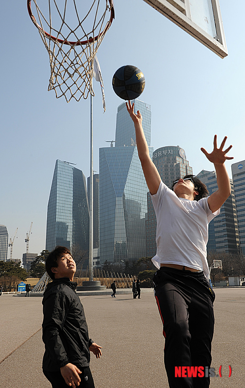 【서울=뉴시스】박상훈 기자 = 포근한 날씨를 보이는 14일 오전 서울 여의도 공원에서 학생들이 농구를 즐기고 있다.&nbsp; hyalinee@newsis.com