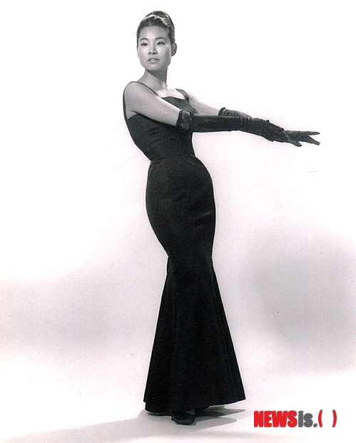 【서울=뉴시스】이재훈 기자 = 가수 패티 김(74·김혜자)이 은퇴한다.&nbsp; 15일 매니지먼트사 PK미디어에 따르면, 패티김은 6월 시작하는 월드 투어 '이별'을 끝으로 가요계를 떠난다.&nbsp; 1958년 8월 미8군을 무대로 노래를 시작한 패티김은 그동안 '서울의 찬가' '가을을 남기고 간 사랑' '초우' '그대 없이는 못 살아' 등의 히트곡을 남겼다.&nbsp;&nbsp; 대중 가수로는 처음으로 세종문화회관에서 공연했다. 미국 뉴욕 카네기홀과 호주 시드니 오페라하우스에서 공연하는 등 국내 대중음악 역사에 한 획을 그었다는 평을 받고 있다.&nbsp; PK미디어는 "패티김이 무대를 떠난다는 건 본인 또한 상상조차 할 수 없는 일이었다"며 "쉽지만은 않은 결심을 했다"고 전했다.&nbsp; 패티김은 이날 오후 2시 기자회견을 열고 은퇴 결심에 대한 심경과 앞으로 계획을 밝힌다. MC 임성훈(62)이 사회를 본다. 대중음악평론가 임진모(53)씨가 패티김이 대중음악계에 미친 영향을 분석한다. /realpaper7@newsis.com 