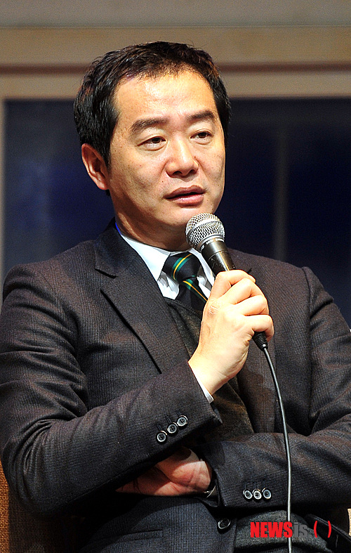 【서울=뉴시스】고범준 기자 = 15일 오후 서울 종로구 동숭아트센터 소극장에서 열린 연극 '서툰 사람들(연출 장진)'의 프레스콜에서 장진 감독이 기자들의 질문에 답하고 있다. 연극'서툰 사람들'은 각박한 세상의 무게를 이고지고 살아가는 현대인들의 모습을 희화화된 모습으로 그려내며 우리네 삶을 웃음으로 풀어낸 작품으로서 5월 28일(월)까지 동숭아트센터 소극장에서 공연될 예정이다. bjko@newsis.com