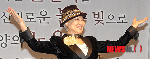 【서울=뉴시스】조종원 기자 = 54년만에 가수생활을 은퇴하는 가수 패티김이 15일 오후 서울 중구 한국프레스센터에서 열린 은퇴 기자회견에서 포토타임을 갖고 있다.&nbsp;&nbsp; choswat@newsis.com