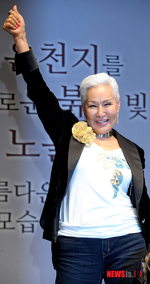 【서울=뉴시스】조종원 기자 = 54년만에 가수생활을 은퇴하는 가수 패티김이 15일 오후 서울 중구 한국프레스센터에서 열린 은퇴 기자회견에서 포토타임을 갖고 있다.&nbsp; choswat@newsis.com