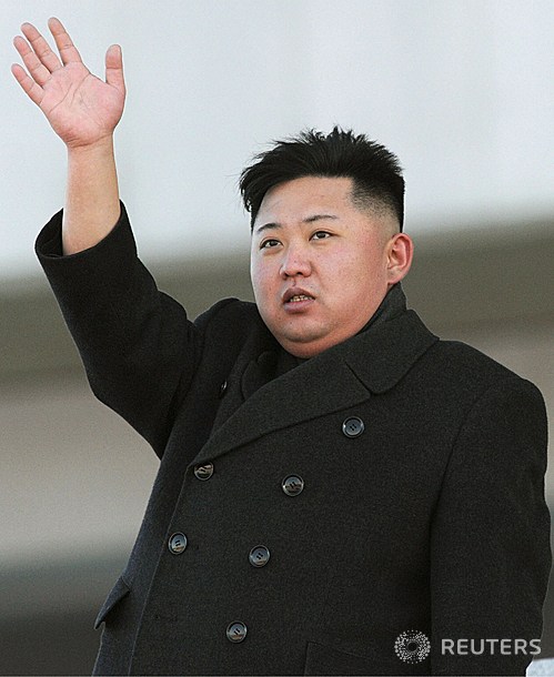 【평양=로이터/뉴시스】북한 새 지도자 김정은이 16일 평양에서 지난해 12월 사망한 아버지 김정일 전 국방위원장의 70회 생일을 맞아 열린 군 퍼레이드를 지켜보며 손을 흔들어 인사하고 있다. 이 사진은 일본 교도 통신이 찍은 것이다.