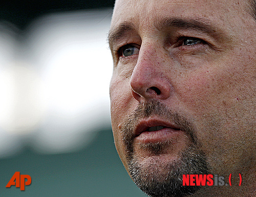 【포트마이어스=AP/뉴시스】보스턴 레드삭스에서 뛰었던 너클볼 투수 팀 웨이크필드(46)가 18일(한국시간) 미국 플로리다주 포트마이어스의 보스턴 레드삭스 스프링캠프지에서 열린 은퇴 기자회견에서 은퇴를 발표하며 눈물을 글썽이고 있다.