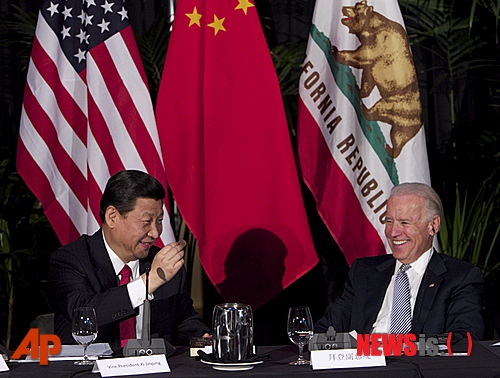 [로스앤젤레스=AP/뉴시스]2012년 2월 17일 당시 중국 부주석이던 시진핑 현 국가주석과 미국 부통령이던 조 바이든 현 대통령이 로스앤젤레스 월트디즈니 콘서트 홀에서 열린 주지사 회의에 참석해 초콜릿을 맛보고 있다. 2021.9.15.