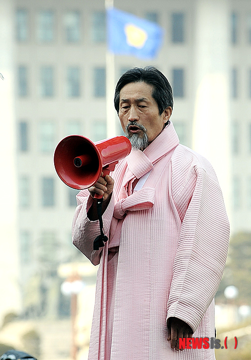 【서울=뉴시스】서재훈 기자 = 여야의 선거구 획정안에 반대하는 경남 남해-하동, 부산 기장, 전남 담양-곡성-구례 지역 주민들이 20일 오후 서울 여의도 국회 정문 앞에서 규탄집회를 개최한 가운데 강기갑 통합진보당 의원이 규탄발언을 하고 있다.&nbsp; jhseo@newsis.com