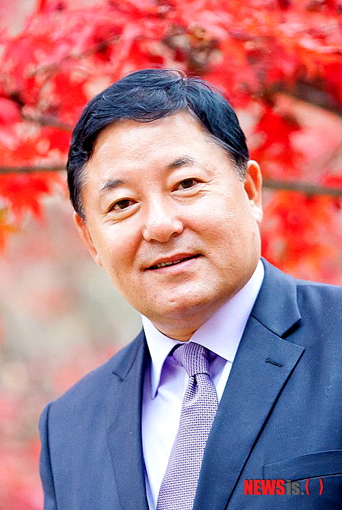 【정읍=뉴시스】김종효 기자 = 20일 민주통합당 전북 정읍지역위원회 장기철 위원장이 '1박2일 정읍편' 유치에 KBS기자출신이라는 인맥을 활용, 시와의 공조를 통해 큰 역할을 했던 것으로 전해졌다. 사진은 4.11총선 정읍지역구에 출마할 예정인 민주통합당 장기철 지역위원장. (사진 = 민주통합당 정읍지역위원회 제공)&nbsp;&nbsp; photo@newsis.com