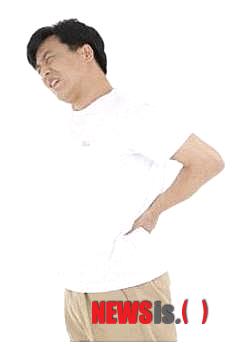 【서울=뉴시스】유희연 기자 = 대상포진에 걸리면 몸의 좌우 중 한 부위가 아프거나, 따갑거나 가렵게 되는데, 증상이 발생한지 1~3일 안에 빨갛게 반점이 생긴다. 경우에 따라 열이 나거나 두통이 있을 수 있다.(사진=맑은숲한의원 제공) lovely_jh@newsis.com