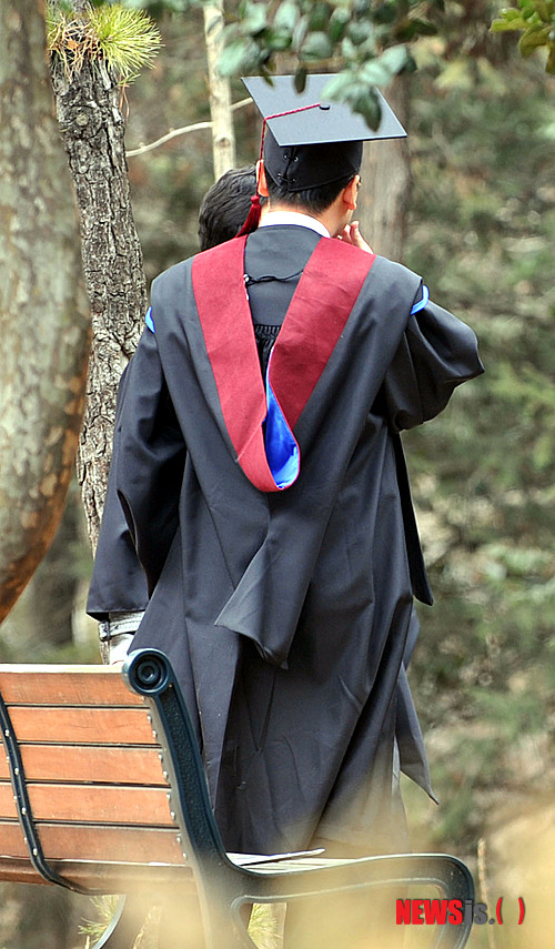 【광주=뉴시스】류형근 기자 = 21일 오전 전남대학교 법학전문대학원(법전원) 111호 강당에서 졸업생 80여명이 참여한 가운데 제1회 법전원 학위수여식이 열렸다. 일부 졸업생이 행사가 진행되는 도중 밖으로 나와 담배를 피며 이야기를 하고 있다.&nbsp;&nbsp;&nbsp; hgryu77@newsis.com