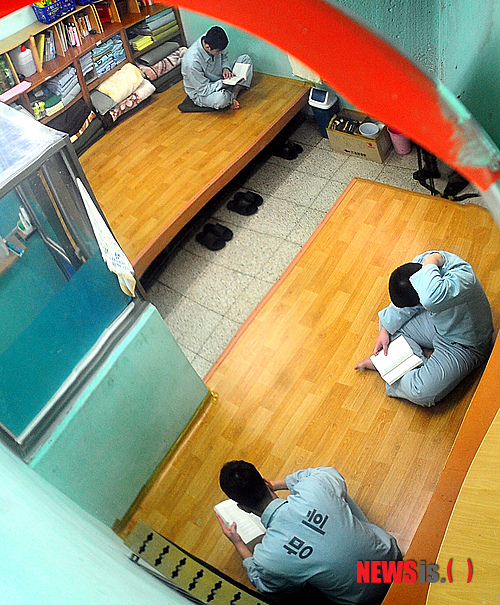 【이천=뉴시스】성형주 기자 = 21일 오후 경기 이천시 육군교도소에서 수련생들이 휴식을 취하고 있다. 육군교도소는 육, 해, 공군 및 군무원, 군법적용을 받아 군사법원에서 재판받은 민간인 등이 수용 대상으로 수련생들의 교정교화 업무가 주 임무이다.&nbsp; foru82@newsis.com