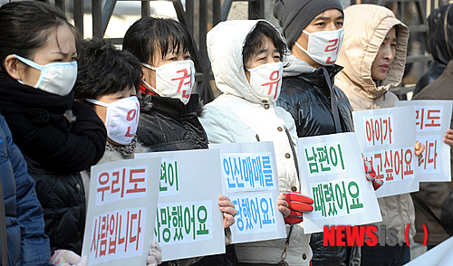 【서울=뉴시스】조종원 기자 = 23일 오후 서울 양천구 신정동 서울 출입국관리사무소 앞에서 이주여성인권센터를 비롯한 종교단체 회원들과 이주여성들이 '2차 국제결혼피해여성들에 대한 출입국 당국의 심각한 인권유린을 규탄하는 집회'를 열고 있다.&nbsp; choswat@newsis.com