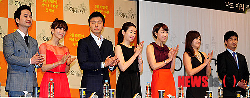 【서울=뉴시스】박주성 기자 = 23일 오후 서울 호암아트홀에서 열린 jtbc 수목 미니시리즈 '아내의 자격' 제작발표회에서 김희애와 이성재를 비롯한 배우들이 제작발표회장으로 입장하고 있다.&nbsp; park7691@newsis.com