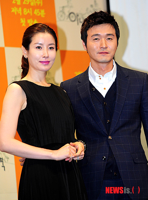 【서울=뉴시스】박주성 기자 = 23일 오후 서울 호암아트홀에서 열린 jtbc 수목 미니시리즈 '아내의 자격' 제작발표회에서 이태란, 이성재가 포즈를 취하고 있다.&nbsp;&nbsp; park7691@newsis.com