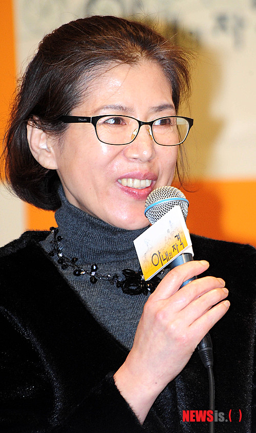【서울=뉴시스】박주성 기자 = 23일 오후 서울 호암아트홀에서 열린 jtbc 수목 미니시리즈 '아내의 자격' 제작발표회에서 정성주 작가가 인사말을 하고 있다. park7691@newsis.com