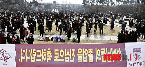 【서울=뉴시스】홍찬선 기자 = 2011학년도 학위수여식이 열린 24일 오전 서울 성북구 안암동 고려대학교에서 졸업생들과 학부모들로 북적이고 있다.&nbsp; mania@newsis.com