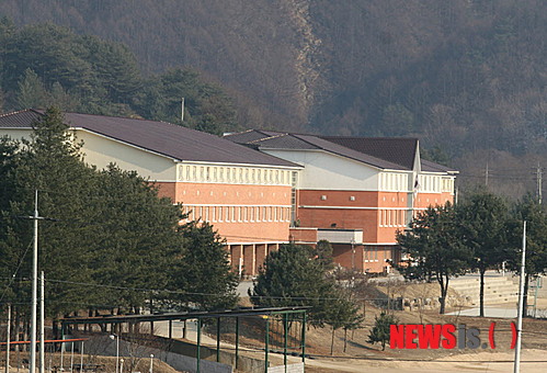 【화천=뉴시스】한윤식 기자 = 26일 접경지역내 군인아파트 등 상당수 군시설이 무허가 건축물임에도 불구 현황조차 제대로 파악하지 못하고 있어 대책마련이 시급하다는 지적이 일고 있는 가운데 4~5년전 신축된 양구 B사단 신병교육대 건물이 무허가 건물로 밝혀져 물의를 빚고 있다.&nbsp;&nbsp; ysh@newsis.com