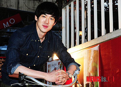 【서울=뉴시스】박문호 기자 = 영화 "열여덟, 열아홉(연출 배광수)"에서 이란성 쌍둥이 '호야'役을 연기한 배우 유연석이 27일 오후 서울 서교동 한 카페에서 뉴시스와의 인터뷰에 앞서 포즈를 취하고 있다. 이란성 쌍둥이가 격는 사랑의 감정과 불완전한 청춘의 끝자락에서 복싱을 통해 성장해가는 이야기를 다룬 이 영화는 3월 1일 개봉한다. go2@newsis.com