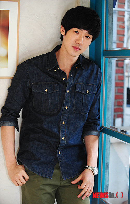 【서울=뉴시스】박문호 기자 = 영화 "열여덟, 열아홉(연출 배광수)"에서 이란성 쌍둥이 '호야'役을 연기한 배우 유연석이 27일 오후 서울 서교동 한 카페에서 뉴시스와의 인터뷰에 앞서 포즈를 취하고 있다. 이란성 쌍둥이가 격는 사랑의 감정과 불완전한 청춘의 끝자락에서 복싱을 통해 성장해가는 이야기를 다룬 이 영화는 3월 1일 개봉한다. go2@newsis.com