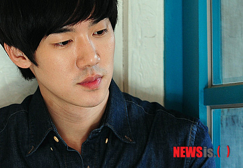 【서울=뉴시스】박문호 기자 = 영화 "열여덟, 열아홉(연출 배광수)"에서 이란성 쌍둥이 '호야'役을 연기한 배우 유연석이 27일 오후 서울 서교동 한 카페에서 뉴시스와의 인터뷰에 앞서 포즈를 취하고 있다. 이란성 쌍둥이가 겪는 사랑의 감정과 불완전한 청춘의 끝자락에서 복싱을 통해 성장해가는 이야기를 다룬 이 영화는 3월 1일 개봉한다. go2@newsis.com