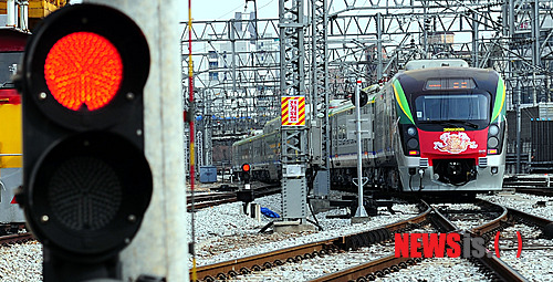 【서울=뉴시스】전신 기자 = 경춘선 ITX청춘 개통일인 28일 오전 서울 동대문구 청량리역에서 ITX청춘열차가 힘차게 출발하고 있다.&nbsp; photo1006@newsis.com 