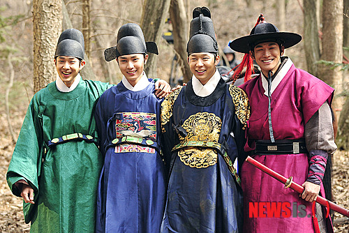 【파주=뉴시스】최동준 기자 = 28일 오전 경기 파주시 소령원에서 진행된 SBS 새 수목드라마 '옥탑방 왕세자' 촬영 현장 공개에서 배우들이 포즈를 취하고 있다. 왼쪽부터 배우 최우식, 이민호, 박유천, 정석원.&nbsp; photocdj@newsis.com