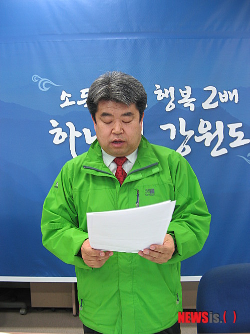 【춘천=뉴시스】김성혜 기자 = 28일 오전 강원도청 브리핑룸에서 민주통합당 철원·화천·양구·인제 선거구 구인호 예비후보가 과거 보수진영에서 활동했다는 보도와 관련, 기자회견을 열고 입장을 밝히고 있다.&nbsp;&nbsp;&nbsp; ssun@newsis.com