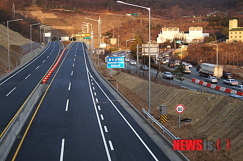 【김해=뉴시스】김상우 기자 = 29일 오전 0시 창원~김해를 연결하는 불모산터널이 개통됐다. 하지만 이날 아침 운전자들이 새로난 도로에 낮설어 기존 창원터널로 차량이 몰려 한산했다. 그래도 간간히 이 도로를 이용하는 차량이 있어 창원터널의 극심한 정체현상은 사라졌다.  woo@newsis.com
