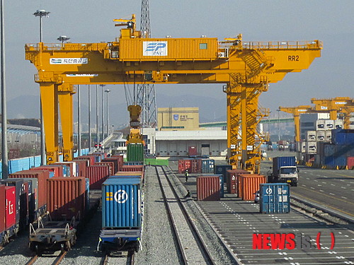【부산=뉴시스】하경민 기자 = 코레일 부산경남본부는 2010년 12월 부산신항선(진례역~부산신항역) 개통과 북컨테이너부두 철송장(PNC철송장) 개장 이후 하루 32회의 열차를 운행해 지난해 33만TEU의 컨테이너를 수송했다고 29일 밝혔다. 사진은 북컨테이너 철송장 모습. (사진=코레일 제공) yulnetphoto@newsis.com