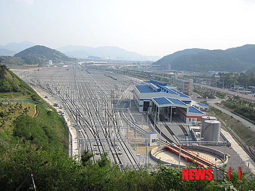 【부산=뉴시스】하경민 기자 = 코레일 부산경남본부는 2010년 12월 부산신항선(진례역~부산신항역) 개통과 북컨테이너부두 철송장(PNC철송장) 개장 이후 하루 32회의 열차를 운행해 지난해 33만TEU의 컨테이너를 수송했다고 29일 밝혔다. 사진은 부산신항역 모습. (사진=코레일 제공) yulnetphoto@newsis.com