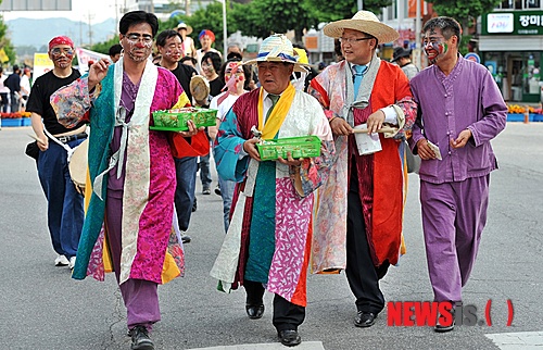 【음성=뉴시스】강신욱 기자 = 충북 음성군은 지역대표 축제인 13회 음성품바축제를 5월24~27일 개최한다고 1일 밝혔다. 지난해 5월 열린 음성품바축제 중 품바 길거리 퍼레이드. (사진=음성군청 제공)&nbsp;&nbsp; photo@newsis.com&nbsp; 