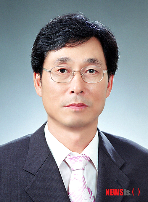 【부산=뉴시스】강재순 기자 = 지난달 29일 국무회의서 총장 임명 제청 안이 가결, 제6대 총장으로 임명이 확정돼 6일부터 4년의 임기를 시작하게된 한국해양대학교 박한일(55) 해양공학과 교수.&nbsp; 박 후보자는 지난해 12월 22일 열린 제6대 한국해양대 총장 임용후보자 선거에서 2차 투표 끝에 최다득표를 얻어 2위인 최재성(59) 기관공학부 교수와 함께 임용 후보자로 교과부에 추천, 취임식은 22일 열릴 예정이다. (사진=해양대 제공)&nbsp; kjs0105@newsis.com