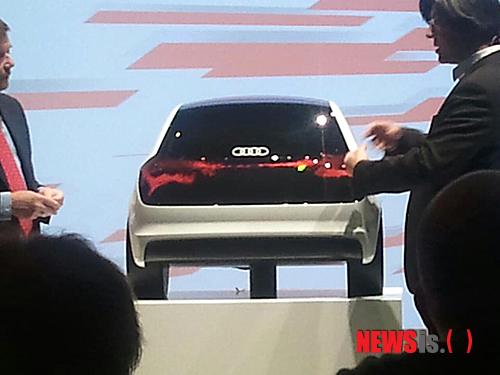 【뮌헨(독일)=뉴시스】최현 기자 = 지난 한해 메르세데스 벤츠의 판매량을 넘기며 승승장구하고 있는 아우디가 29일(현지시간) 독일 뮌헨에서 25개국 미디어를 초청해 상용화를 목포로 연구 중인 전기차, 차량 경량화, 안전보조시스템 등을 선보였다.&nbsp; 아우디는 무인주정차 시스템, 무선 전기차 충전, FRP(유리섬유강화 플라스틱)를 이용한 차체경량화 기술, OLED 적용 백라이트(후방 조명), 차세대 HUD(전방 상향 시현기), 안개 낀 날씨 사고 예방을 위한 후방 레이저빔 기술 등을 차례대로 공개했다.&nbsp; forgetmenot@newsis.com 